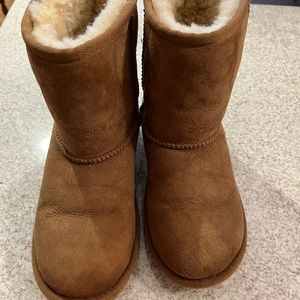 Girls Classic Short II Water Resistant Genuine Shearling Boot, size 3